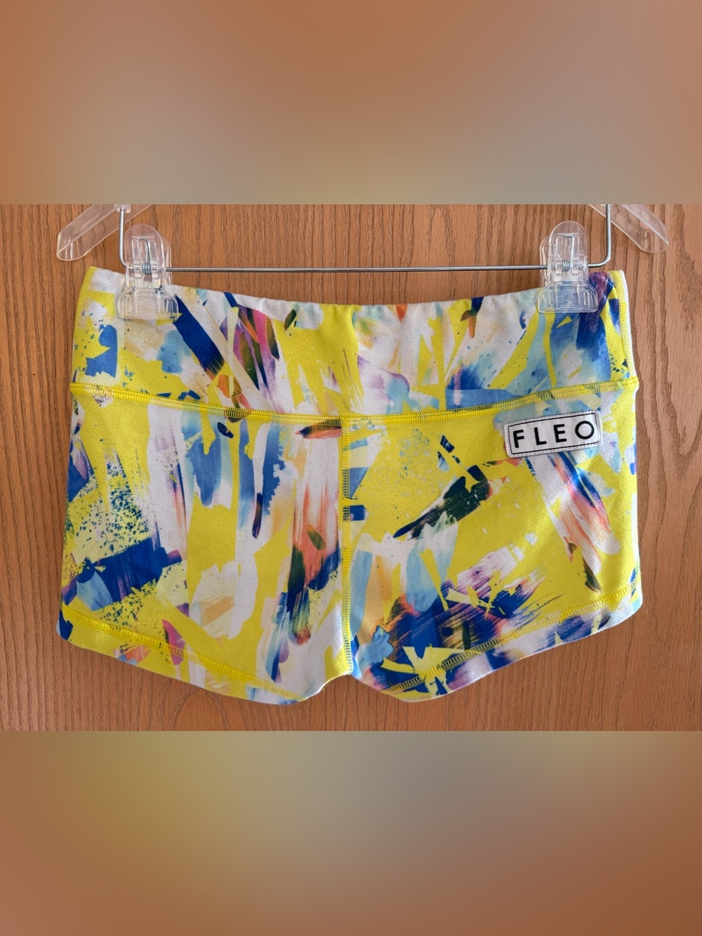 FLEO Yellow Blue Abstract Print Performance Athletic Sport Shorts Women’s Size M